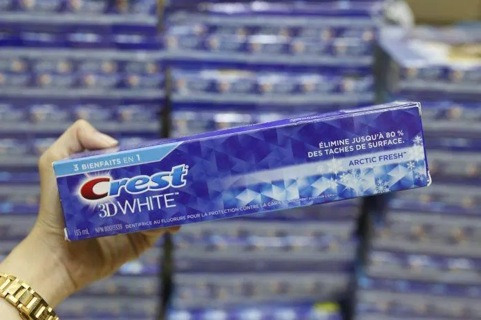 Kem đánh răng Crest 3D White Arctic Fresh với khả năng tạo bọt, làm sạch răng cực đỉnh (ảnh: internet)