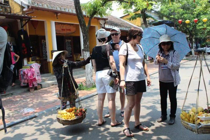 Người nước ngoài thường bị trả giá cao, ép mua hàng ở Việt Nam. (Ảnh: Internet)