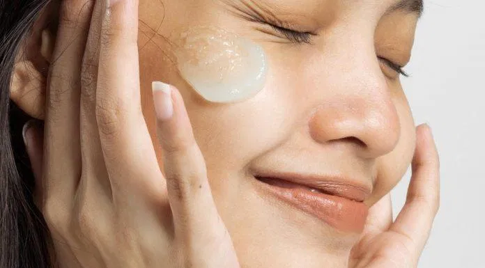 Và dĩ nhiên không thể bỏ qua bước dưỡng ẩm cho da (nguồn: internet)