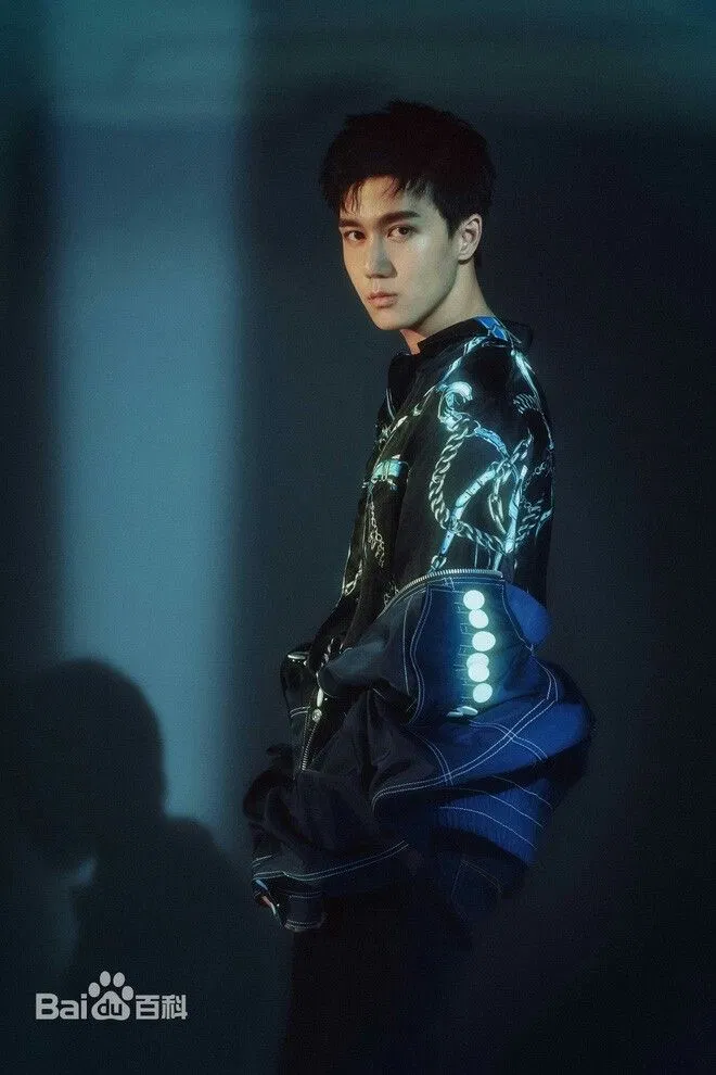 Vương Nhất Triết có phong cách ăn mặc sành điệu ở ngoài đời (Ảnh: Internet)