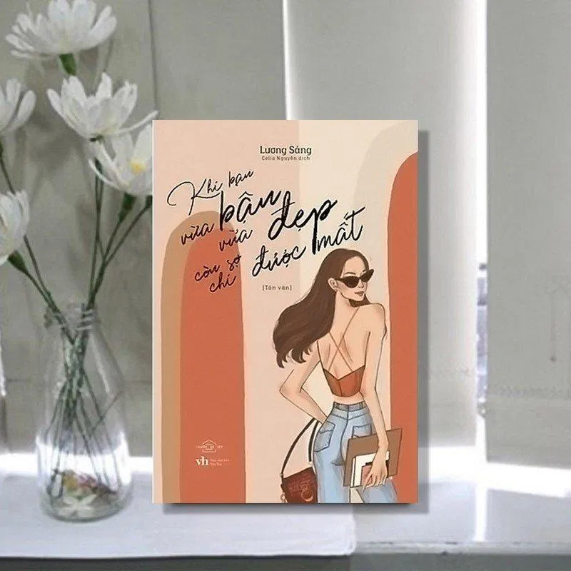 Bìa sách khi bạn vừa bận vừa đẹp còn sợ chi được mất. (Ảnh: Internet)