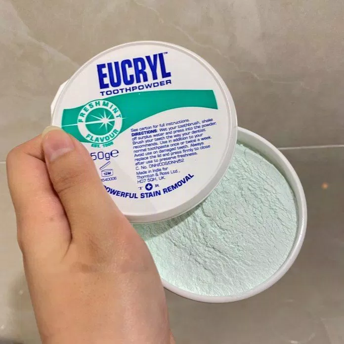 Thiết kế hộp của bột làm trắng răng Eucryl có thể mở trực tiếp (Nguồn: Internet).