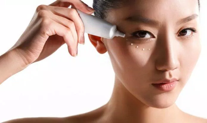 Kem dưỡng mắt là lựa chọn không thể thiếu khi muốn làm giảm quầng thầm mắt hiệu quả. (Nguồn: Internet)