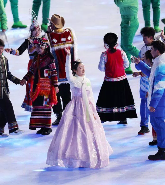 Trong đêm khai mạc Olympics đã nổ ra tranh cãi khi thiết kế giống hanbok của Hàn Quốc được Trung Quốc giới thiệu là trang phục của dân tộc thiểu số nước họ (Nguồn: Internet) Trong đêm khai mạc Olympics đã nổ ra tranh cãi khi thiết kế giống hanbok của Hàn Quốc được Trung Quốc giới thiệu là trang phục của dân tộc thiểu số nước họ (Nguồn: Internet)