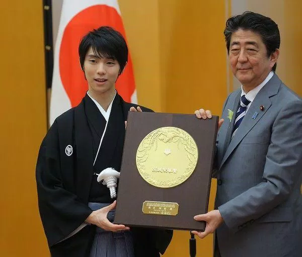 Hanyu Yuzuru đã được Thủ tướng Nhật Bản trao tặng Huân chương Danh dự Quốc gia (Nguồn: Internet)