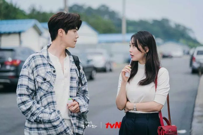 Hong Du Sik và Kim Hye Jin trong phim Điệu Cha Cha Cha làng biển (Ảnh: Internet)