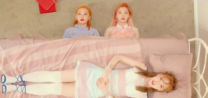 Seulgi và Irene núp dưới giường đợi Wendy ngủ say… (Nguồn ảnh: YouTube)