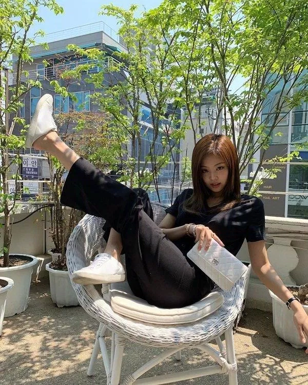 Jennie (Blackpink) chính là một trong những fan cứng của Mule Sneaker (Nguồn: Internet)