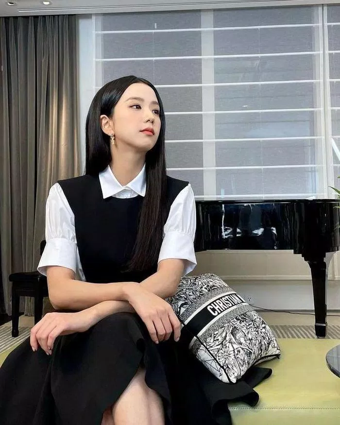 Jisoo diện một thiết kế trong BST Dior Fall 2021 (Nguồn: Internet).