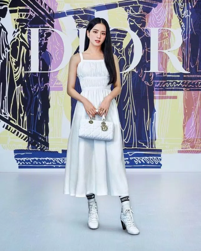 Jisoo diện thiết kế trong BST Dior Cuise 2022 (Nguồn: Internet).