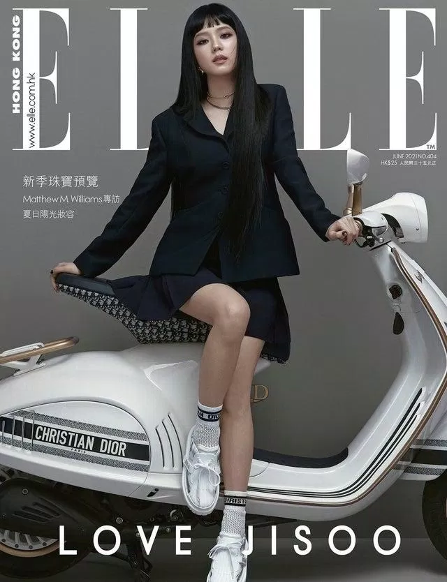 Jisoo quảng bá cho mẫu xe Vespa 946 Christian Dior trên tập chí Elle (Nguồn: Internet).