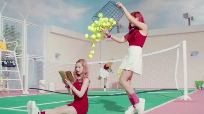 Joy đánh bóng thật mạnh vào Irene, Yeri cũng hùa theo bạn mình đổ một rổ đầy bóng lên cô nàng (Nguồn ảnh: YouTube)