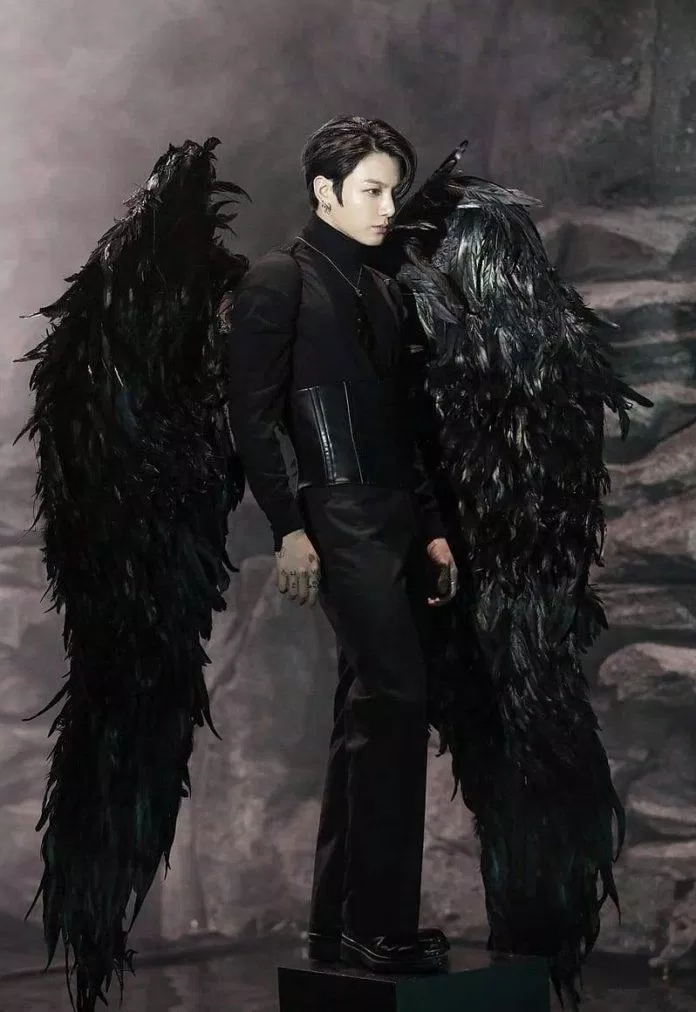 ... và Jungkook cùng áo corset trong bộ ảnh concept cho "Map of the Soul: 7" (Nguồn: Internet) ... và Jungkook cùng áo corset trong bộ ảnh concept cho "Map of the Soul: 7" (Nguồn: Internet)