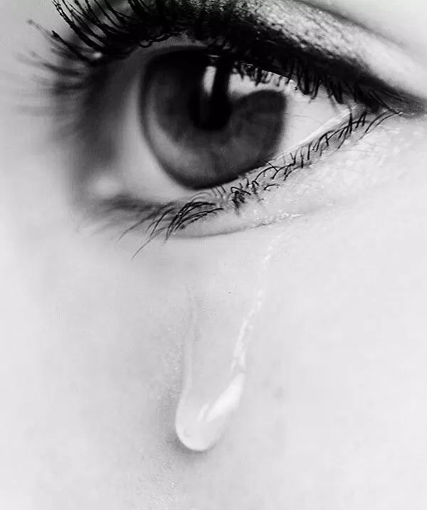 Nước mắt có thể gây kích ứng da (Ảnh: Internet).