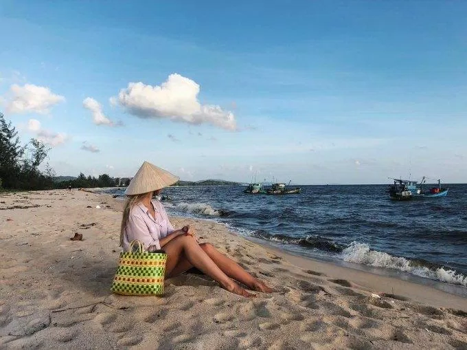 Biển xanh, cát trắng ở làng chài Cửa Cạn (Nguồn: Internet) Biển xanh, cát trắng ở làng chài Cửa Cạn (Nguồn: Internet)