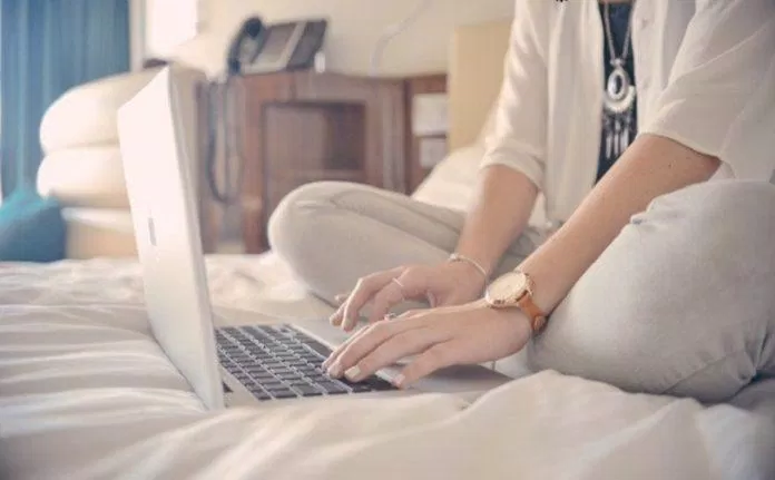 Để laptop trên giường sẽ gây khó thoát nhiệt (Ảnh: Internet).