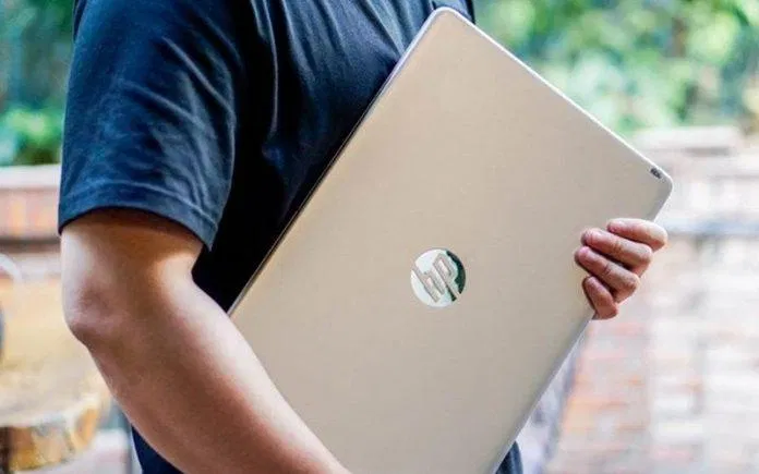 Cầm laptop thật chắc chắn trong tay (Ảnh: Internet). Cầm laptop thật chắc chắn trong tay (Ảnh: Internet).