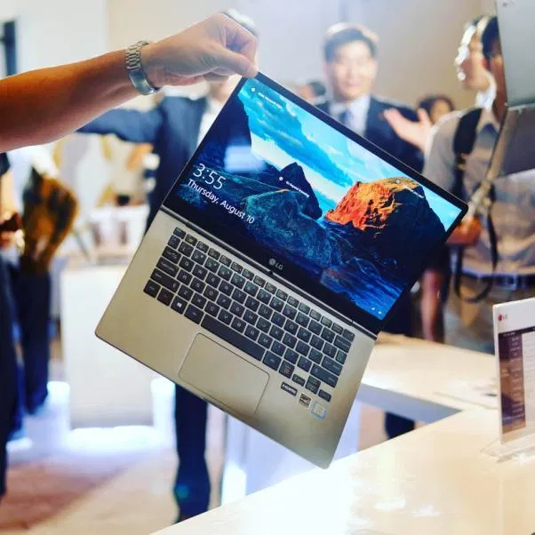 Cầm laptop sai cách sẽ làm hư máy (Ảnh: Internet).