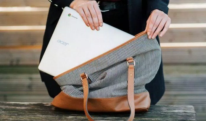 Nên dùng túi để bảo vệ laptop khi mang đi xa (Ảnh: Internet).