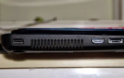 Chú ý vệ sinh lỗ thông hơi của laptop (Ảnh: Internet). Chú ý vệ sinh lỗ thông hơi của laptop (Ảnh: Internet).
