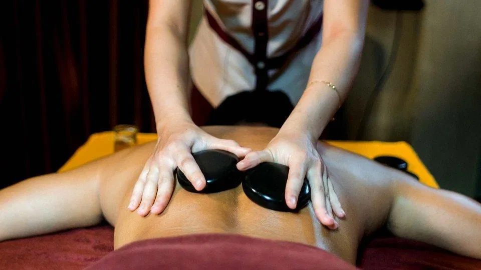 Massage đá nóng giúp thư giãn cơ bắp (Ảnh: Internet).