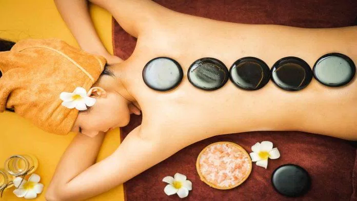 Massage đá nóng rất phổ biến hiện nay (Ảnh: Internet).
