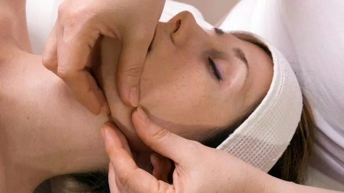 Massage mặt thường xuyên góp phần giảm nọng cằm rất tốt (Nguồn: internet)