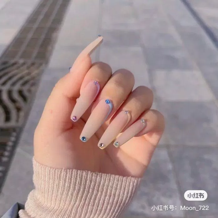 Mẫu móng tay dài đẹp nhẹ nhàng. (Ảnh: Internet)