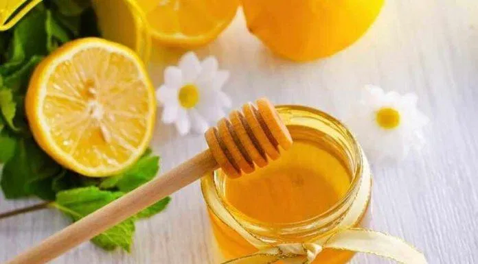 Trị thâm nách bằng mật ong và chanh (Nguồn: Internet)