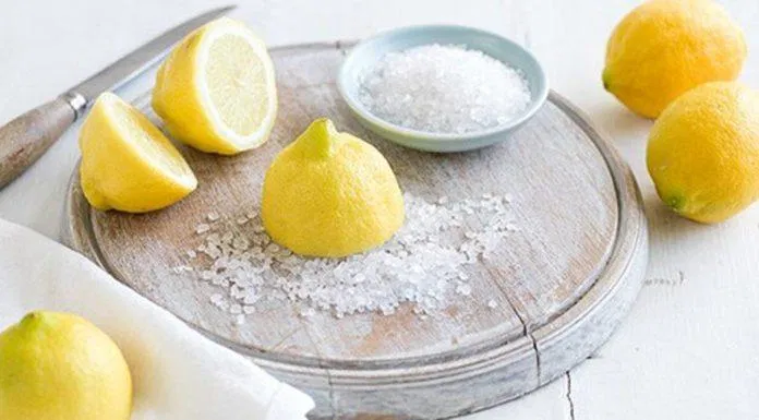 Nếu nói về trị thâm chắc hẳn bạn không thể bỏ qua sự kết hợp giữa chanh và muối (Nguồn: Internet)