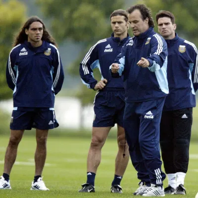 Bielsa và học trò Mauricio Pochettino trong buổi huấn luyện đội tuyển quốc gia Argentina (Ảnh: Internet). Bielsa và học trò Mauricio Pochettino trong buổi huấn luyện đội tuyển quốc gia Argentina (Ảnh: Internet).