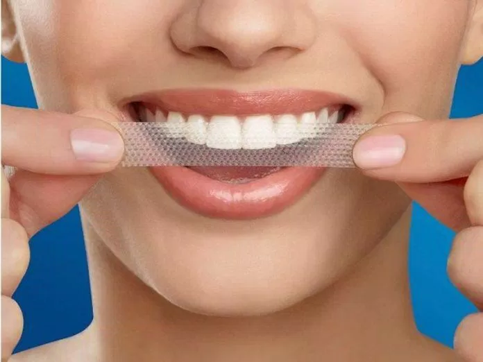 Sử dụng miếng dán trắng răng là phương pháp làm trắng răng tại nhà hiệu quả và tiết kiệm (ảnh: internet) Sử dụng miếng dán trắng răng là phương pháp làm trắng răng tại nhà hiệu quả và tiết kiệm (ảnh: internet)