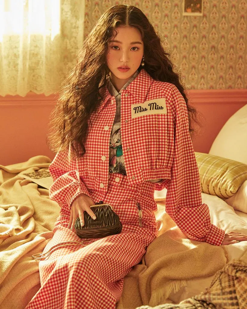 Wonyoung thể hiện đúng tinh thần trẻ trung, tươi sáng của Miu Miu (Nguồn: Internet) Wonyoung thể hiện đúng tinh thần trẻ trung, tươi sáng của Miu Miu (Nguồn: Internet)