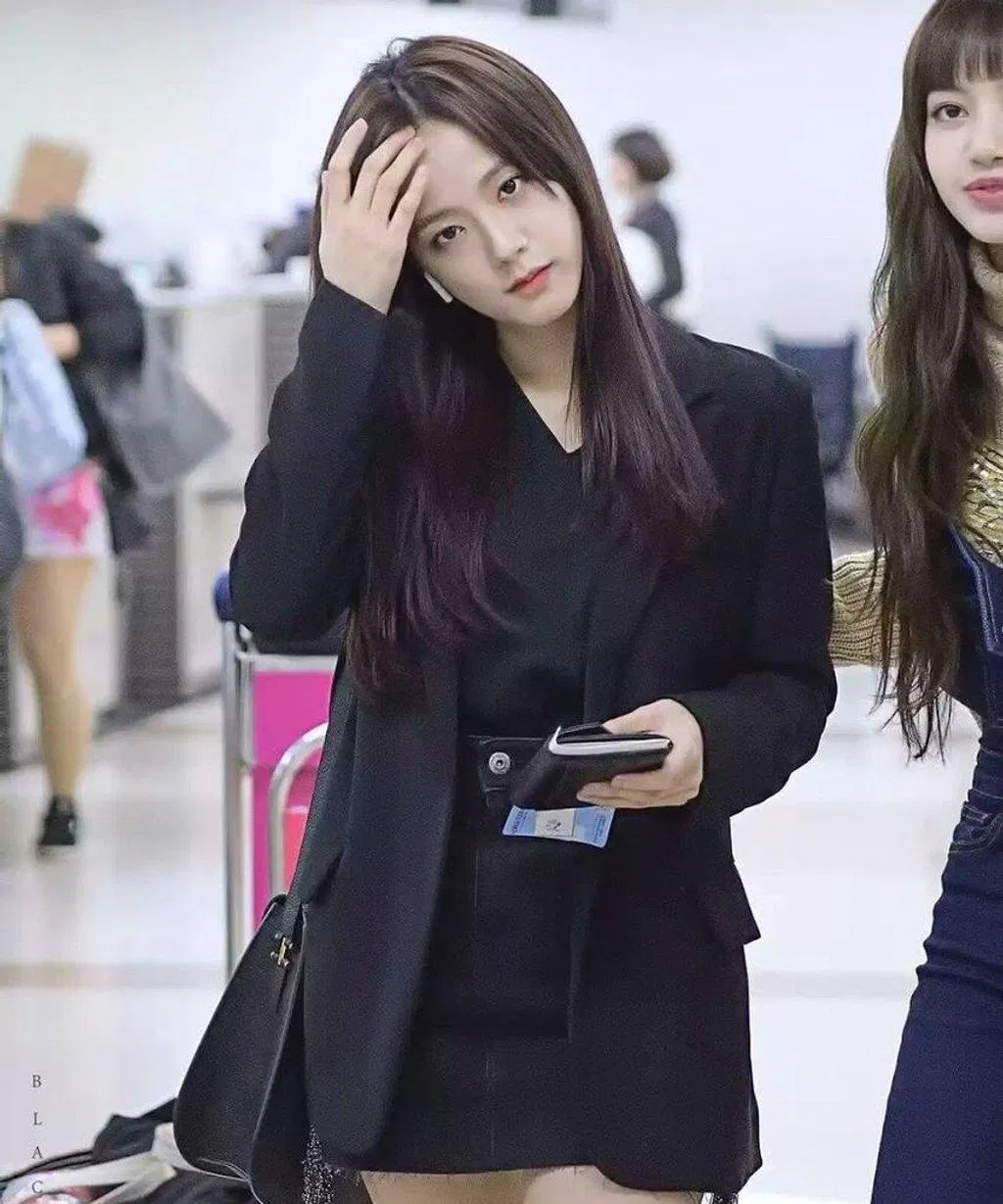 Cô nàng Jisoo (BlackPink) khi kết hợp áo Blazer với chân váy ngắn (Nguồn ảnh: Internet).