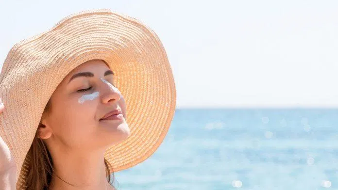 Tiếp xúc thời gian dài với tia UV cũng là yếu tố khiến da nổi mụn (Nguồn: internet)