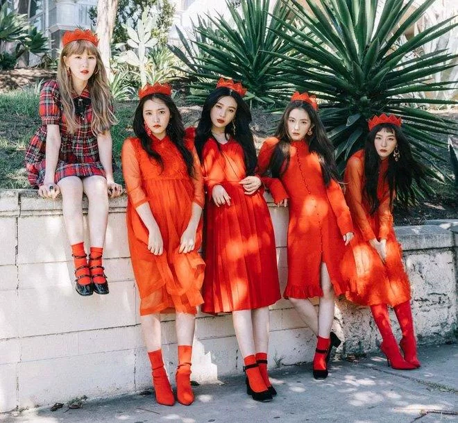 Red Velvet đầy ma mị trong MV Peek A Boo. (Nguồn: Internet) Red Velvet đầy ma mị trong MV Peek A Boo. (Nguồn: Internet)