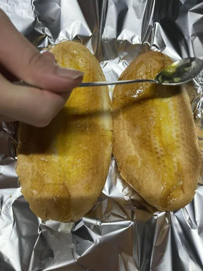 Bước 4: Phết bơ (Nguồn: BlogAnChoi)