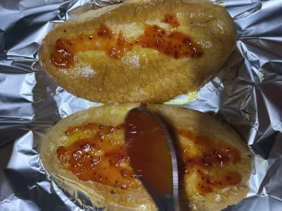 Bước 5: Phết sốt muối ớt (Nguồn: BlogAnChoi)