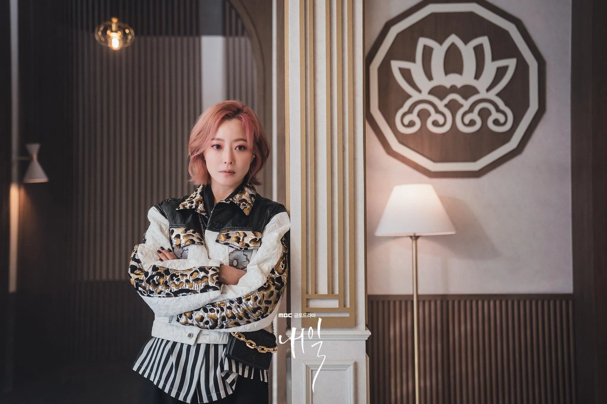 Tạo hình siêu "ngầu" của Kim Hee-sun tựa phim Hàn sắp ra mắt Tomorrow. Nguồn: MBC