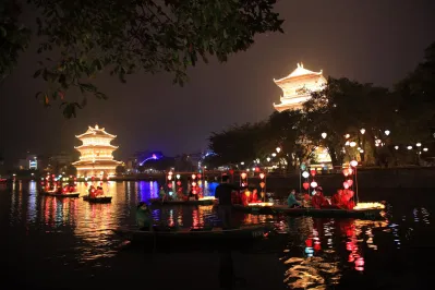 Phố Cổ Hoa Lư về đêm (Ảnh: Internet). Phố Cổ Hoa Lư về đêm (Ảnh: Internet).