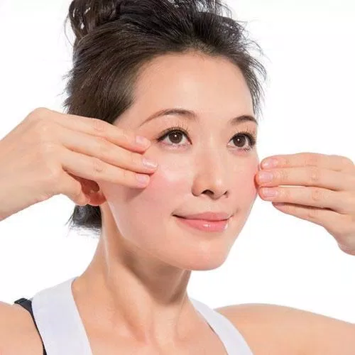 Massage mặt vừa thư giãn vừa giúp làn da rạng rỡ, khuôn mặt tươi tắn hơn.