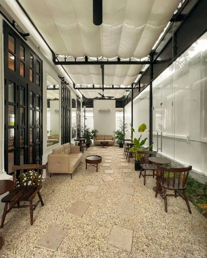 Khhu vườn sỏi của Sori Cafe &More buổi sáng khá yên tĩnh và thoáng mát