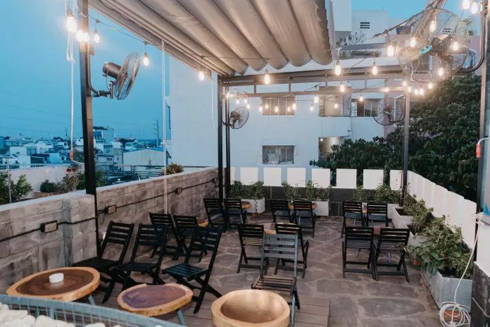 5 quán cafe hẹn hò ngọt ngào, ấm cúng và sang chảnh cho ngày Valentine ở Sài Gòn ấm cúng bánh ngọt beers Binna Seoul Cafe cà phê cafe hẹn hò Cafe Luia Castle de Cafe châu Âu Cherry Olong Tea Cloudy Latte cooktai đá xay đồ ăn vặt hàn quốc Hanok hẹn hò khu vườn hoa khu vườn sỏi Kimchi Sousage Egg Mixed Riced lâu đài Pháp ngày lễ tình yêu ngày Valentine ngọt ngào Noong Rooftop phụ kiện thời trang quán cafe quán cafe hẹn hò Sài Gòn sang chảnh sang trọng Seafood FriedRice sinh tố Sori Cafe More Tây Bắc trà sữa trà trái cây nhiệt đới Valentine