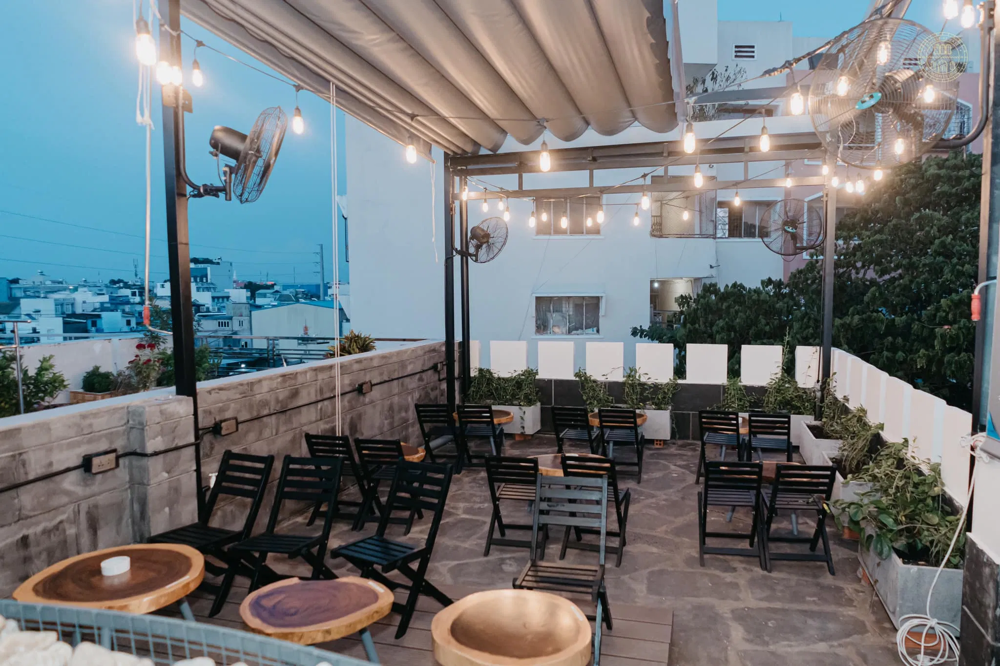 5 quán cafe hẹn hò ngọt ngào, ấm cúng và sang chảnh cho ngày Valentine ở Sài Gòn ấm cúng bánh ngọt beers Binna Seoul Cafe cà phê cafe hẹn hò Cafe Luia Castle de Cafe châu Âu Cherry Olong Tea Cloudy Latte cooktai đá xay đồ ăn vặt hàn quốc Hanok hẹn hò khu vườn hoa khu vườn sỏi Kimchi Sousage Egg Mixed Riced lâu đài Pháp ngày lễ tình yêu ngày Valentine ngọt ngào Noong Rooftop phụ kiện thời trang quán cafe quán cafe hẹn hò Sài Gòn sang chảnh sang trọng Seafood FriedRice sinh tố Sori Cafe More Tây Bắc trà sữa trà trái cây nhiệt đới Valentine