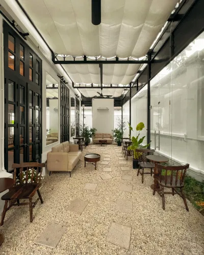 Khhu vườn sỏi của Sori Cafe &More buổi sáng khá yên tĩnh và thoáng mát