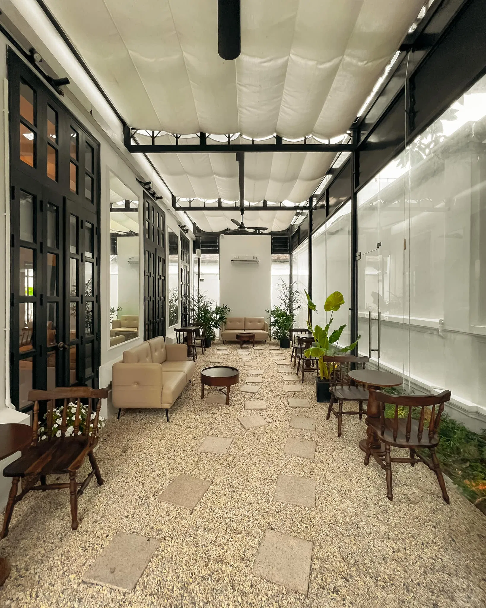 Khhu vườn sỏi của Sori Cafe &More buổi sáng khá yên tĩnh và thoáng mát
