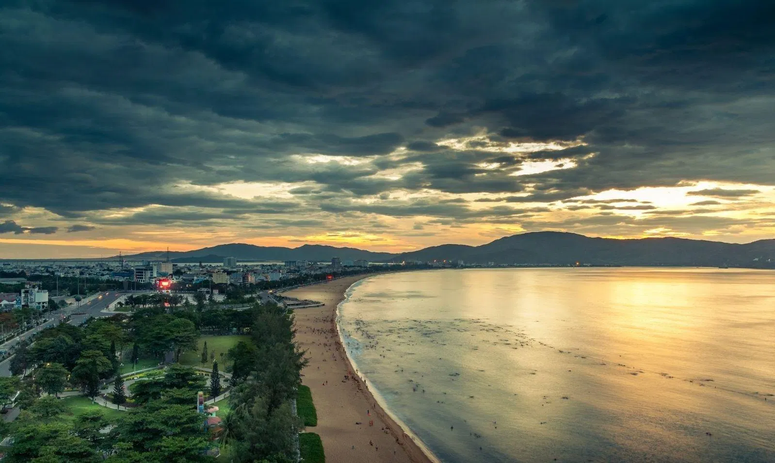 Bãi biển Vầng trăng khuyết (Ảnh: Internet) Bãi biển Vầng trăng khuyết (Ảnh: Internet)