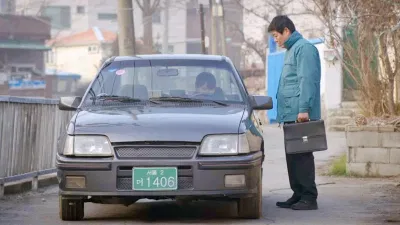 Bố Dong II đứng đợi Bora để đưa tiền và thuốc. Ảnh: Internet