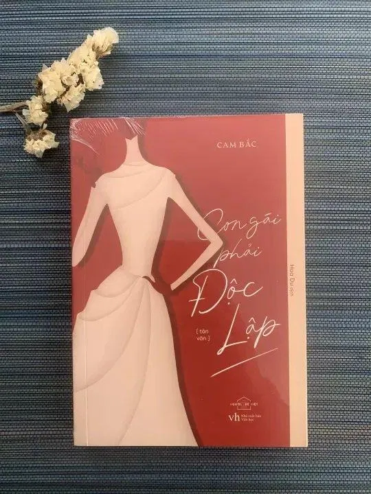 Bìa sách con gái phải độc lập cho bạn đọc tham khảo. (Ảnh: Internet)