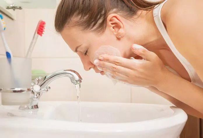 Rửa mặt lâu sẽ khiến da bị khô căng (Nguồn: Internet).